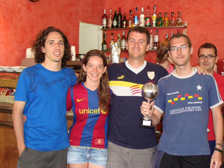 Els campions Bazinga reben el trofeu