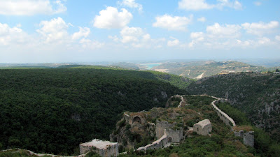 les vallées forment des remparts natuels
