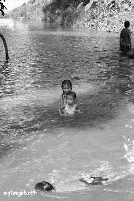 Kuala Gandah Elephant Sanctuary - Girls in river