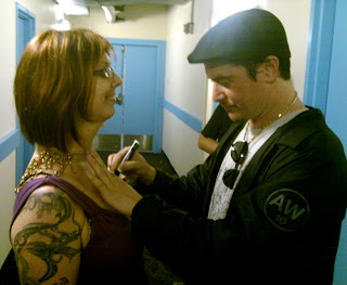 Mike writes "Die Fucker, Die <3" Perfect. Mike writes "Die Fucker, Die <3" Perfect.