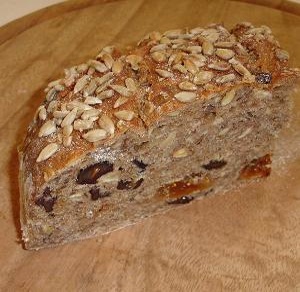 Домашний хлеб с курагой и изюмом