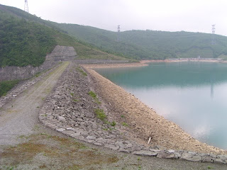左岸よりダム湖側堤体を望む