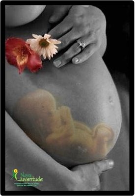 [mae-barriga-de-mulher-gravida-aparece-feto-fundo[2].jpg]
