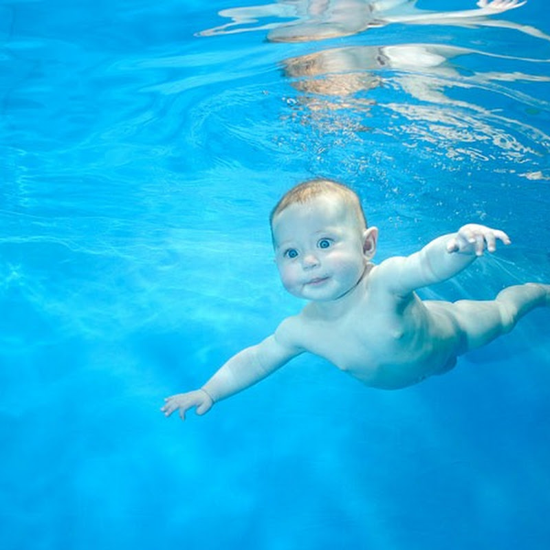 Gambar bayi di dalam kolam renang. Tahan nafas yer.