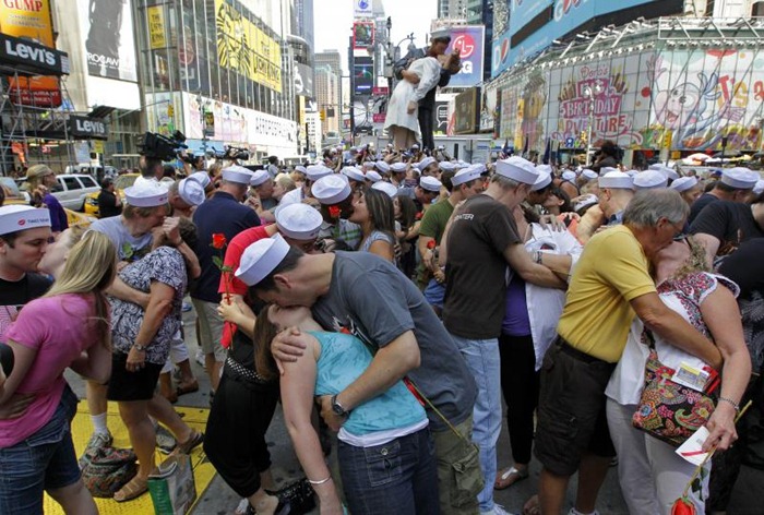 time-square-kiss (1) time-square-kiss (1)