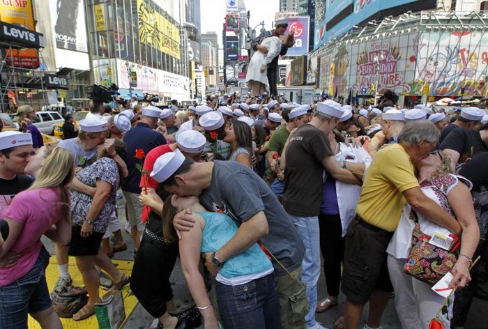 time-square-kiss (1)