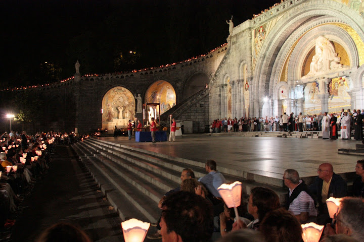 De avong processie in Lourdes.