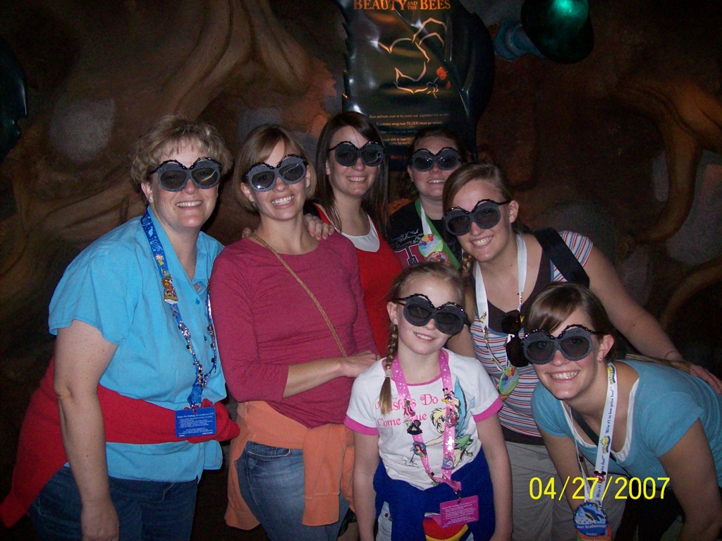 [Disney 09--Girls in cool Bugs World glasses[3].jpg]