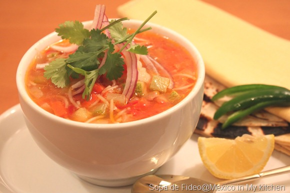 Sopa de fideo con pollo1A