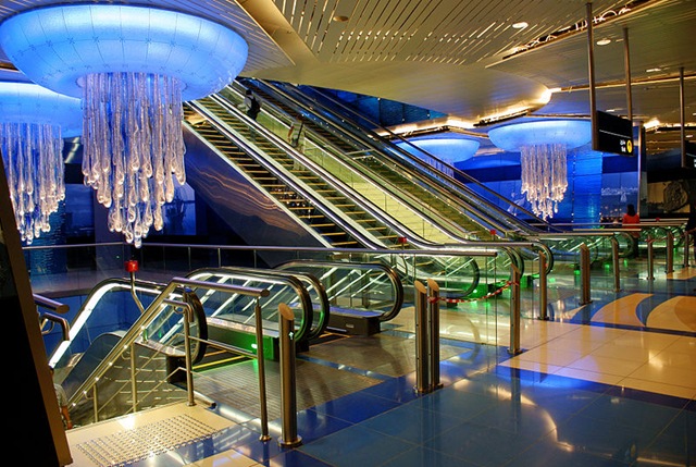 [800px-Metro_Dubai_station[4].jpg]