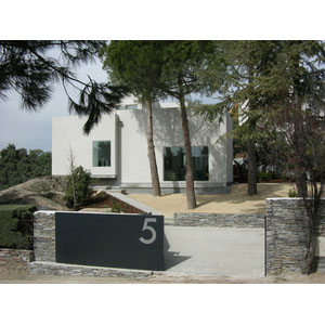 Fachada de una chalet en torrelodones. Forma parte de una promoci&oacute;n de chalets en un terreno complicado por sus desniveles. El proyecto de arquitectura ha resuelto la ejecuci&oacute;n de tres chalets independientes con vistas, la mejor orientaci&oacute;n y privacidad