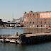 Redhook, New Yorkの新しい開発地区です。古い倉庫や貿易時代のインダストリアルな建物が残り、家賃がまだマンハッタンに比べると安く、アーティストやオーガニックファームなどのDown to earthな人々が住見始めた注目の地域です。ゆるーい感じの街並はマンハッタンの喧噪とは真逆の優しく排他的な匂いの漂う街並です。