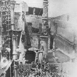 Riprende la festa e ballano nella piazza distrutta gli unici due Gigli costruiti nel 1945.