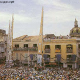 I Gigli si allineano in piazza Duomo per ricevere la benedizione del vescovo; anno 1997.