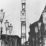 Vestizione di un giglio "a quattro facce" nei pressi del palazzo Sibilla in via Albero da Nola; anno 1910