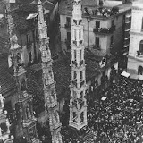Beccaio, Calzolaio, Fabbro e Sarto (da destra a sinistra) che sostano sul lato destro di piazza Duomo in attesa della benedizione; anno 1924