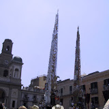 Il Beccaio prende la sua posizione ai lati della piazza accanto al Calzolaio; anno 2002.