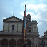 Il Giglio del Fabbro mentre esegue una "girata" (rotazione su se stesso) durante l'esibizione in piazza Duomo; anno 2003.