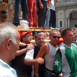 La ballata della Barca in piazza Duomo. Particolare della paranza; anno 2003.