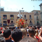 Il busto di San Paolino portato in piazza dopo la ballata della domenica mattina per la benedizione; anno 2003.