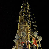 Retro del Giglio del Bettoliere mentre se prepara la strumentazione per la fanfara; anno 2006.