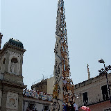 Il Giglio del Fabbro procede a retroso per posizionarsi sul lato destro di piazza del Duomo; anno 2006.