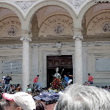 Il busto del Santo esce dalla navata centrale del Duomo per la benedizione; anno 2006.