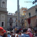 Il Giglio del Calzolaio entra in piazza eseguendo il cosiddetto passo a "spalletta"; anno 2004.