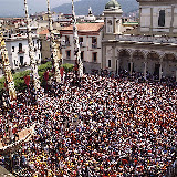I Gigli schierati ai lati della piazza e il pubblico attendono la processione del busto del santo e la benedizione delle macchine; anno 2005.