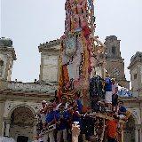 Giglio del Salumiere mentre percorre i lati della piazza muovendosi di lato (in gergo "spalletta"); anno 2007.