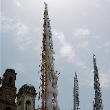 La cima del Giglio del Panettiere impegnato nella sua esibizione. Sullo sfondo il Giglio del Sarto e del Fabbro; anno 2007.