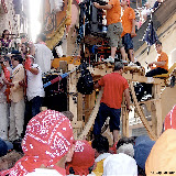 Il Giglio del Salumiere impegnato in via S. Felice nella girata "caparossa", primo punto saliente del percorso; anno 2007.