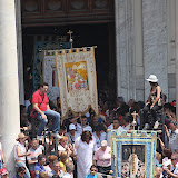 Escono dal Duomo i Gonfaloni che precedono il busto argenteo del Santo per la benedizione dei Gigli