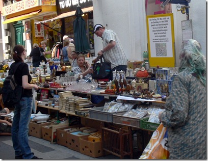 Vienna_-_Neubau-Gasse_-_Flohmarkt_1