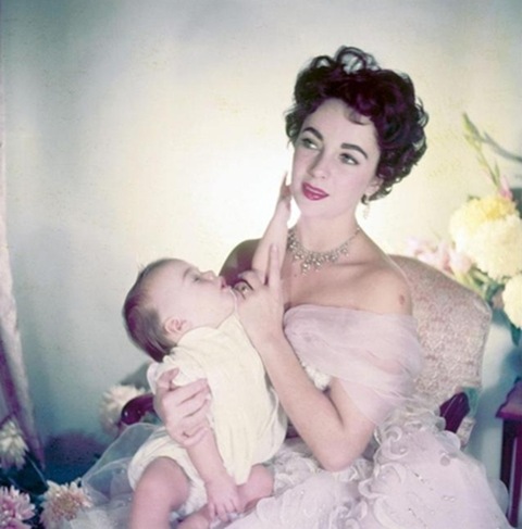 da http://lh4.ggpht.com/_ajwrFQu8Yc0/TYox8OLliXI/AAAAAAAANDs/io6gxWsoquk/ElizabethTaylor-CecilBeaton-1953_thumb%255B3%255D.jpg