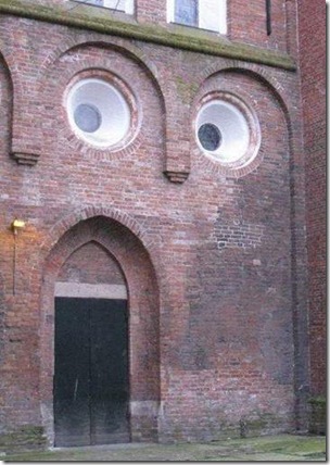 scared_building