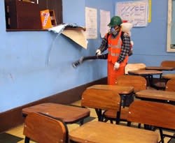 tarea de fumigaci&oacute;n en los ambientes educastivos