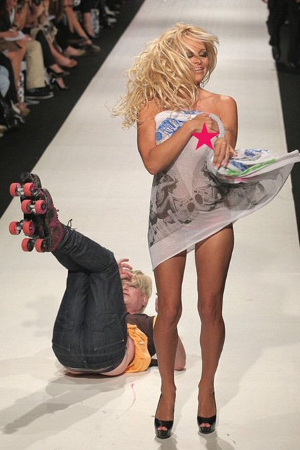 El atrevido desfile de modas de Pamela Anderson