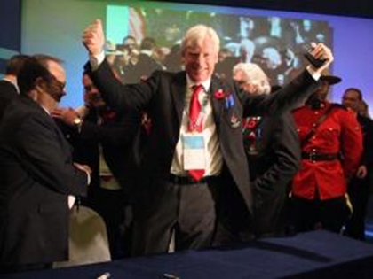 El alcalde de Toronto, David Miller, celebra en Guadalajara, despu&eacute;s de que esta ciudad canadiense fuera nombrada como sede de los Juegos Panamericanos 2015.