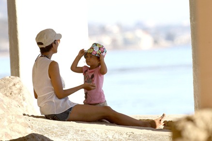 Halle Berry en la playa con su hija