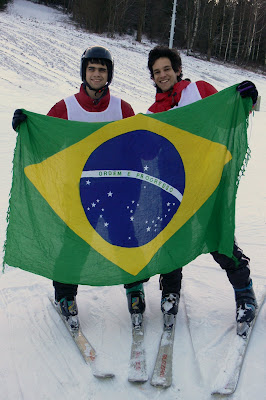 Imagem: marcos lima e gabriel mayr segurando a bandeira brasileira nas montanhas da república tcheca