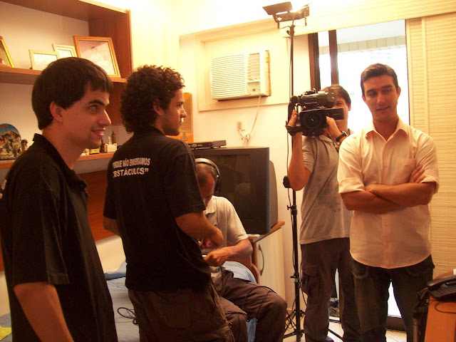 Legenda da Foto: Gabriel, Marcos e a equipe de reportagem da Record no quarto de Marcos
