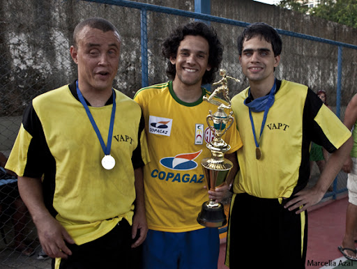 Na foto, Marcos Lima, Gabriel e Anderson Dias com a camiseta da equipe Vapt, muito importante em toda essa história