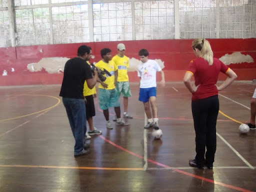 na foto, Marcos Lima está ensinando aos visitantes como dominar uma bola