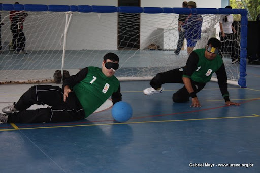 Legenda: Filippe e Luizão fazem a defesa em jogo de golbol