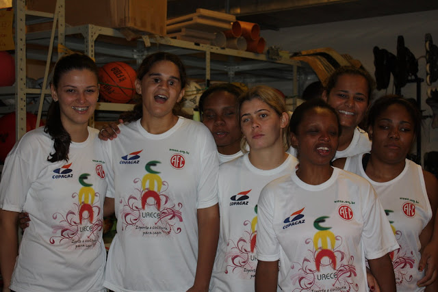 Na foto, meninas posadas durante disputa do campeonato na Alemanha