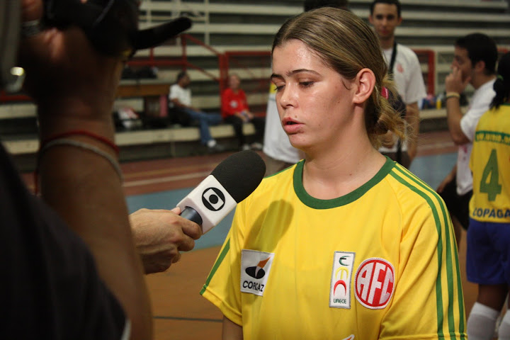 Legenda: Gisele é entrevisada pela Globo, para o Jornal Nacional