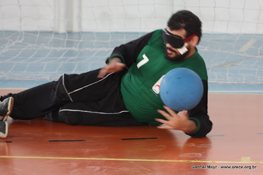 Na foto, Filippe, jogando pela Urece, aparece deitado, com a bola na mão, após fazer uma defesa em uma partida de goalball