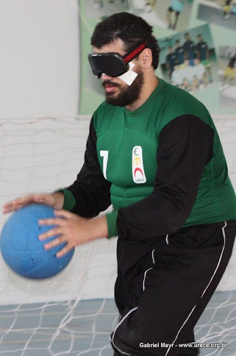 Na foto, Filippe aparece preparando-se para arremessar bola, durante torneio de goalball no IBC, dezembro de 2009