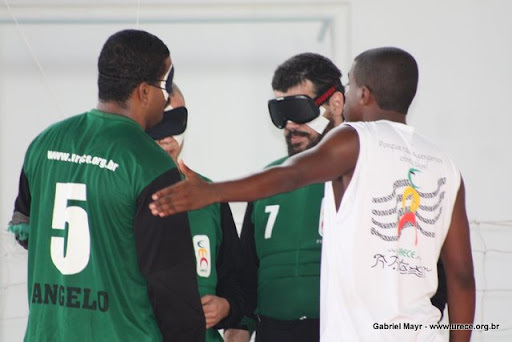 Legenda: Equipe Masculina reunida em tempo técnico, durante uma partida.